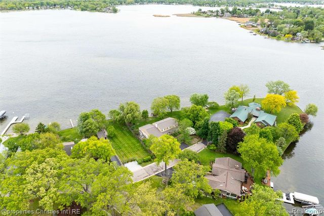 2825 Sylvan Shores Drive, Waterford, MI 48328