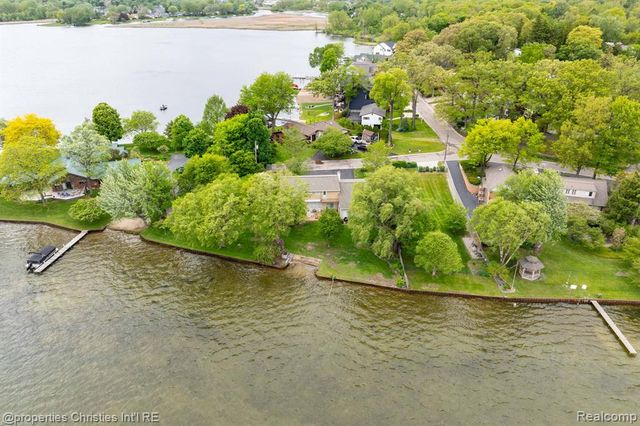 2825 Sylvan Shores Drive, Waterford, MI 48328