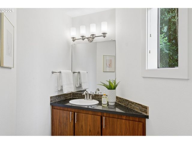 2535 Sw PATTON Ct, Portland, OR 97201