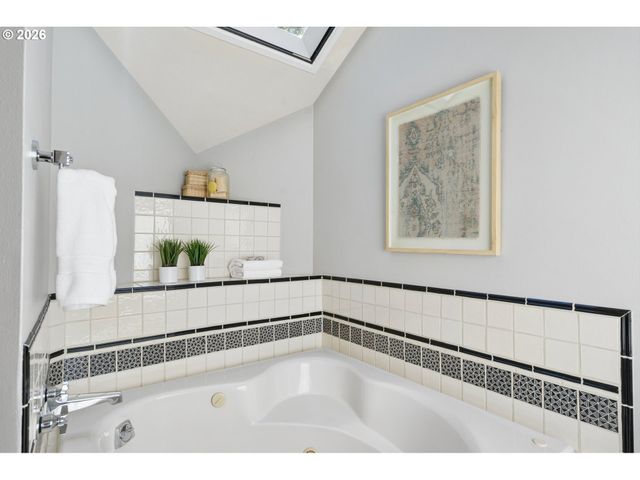2535 Sw PATTON Ct, Portland, OR 97201