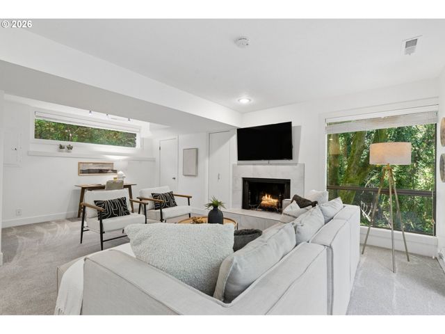 2535 Sw PATTON Ct, Portland, OR 97201