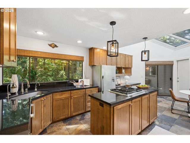 2535 Sw PATTON Ct, Portland, OR 97201