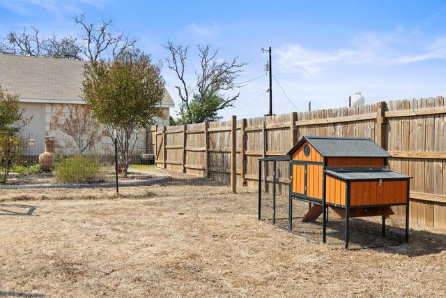 102 Pitchfork DR, Johnson City, TX 78636