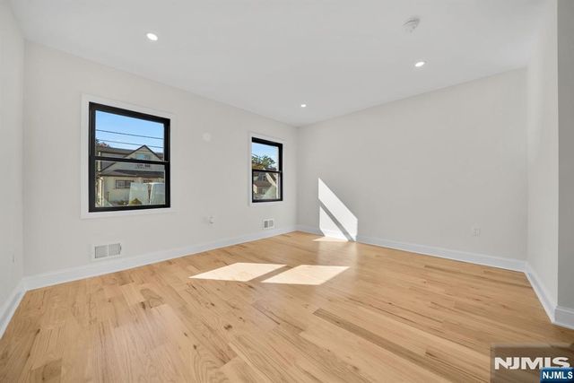 285 Washington Street, Teaneck, NJ 07666