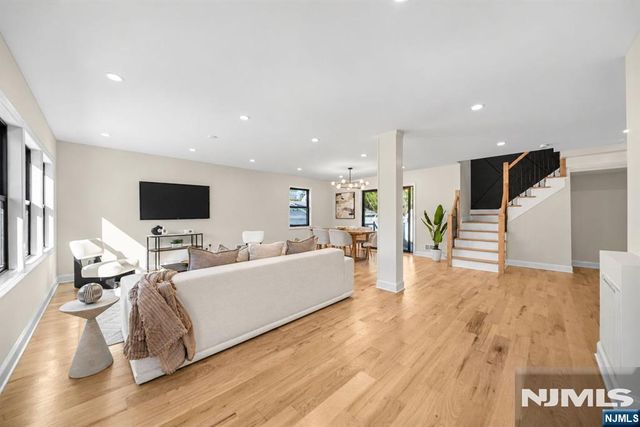 285 Washington Street, Teaneck, NJ 07666