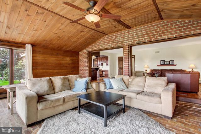 3806 SMOKETOWN RD, Glenville, PA 17329