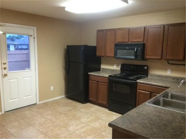1013 Warbler CV, Hutto, TX 78634