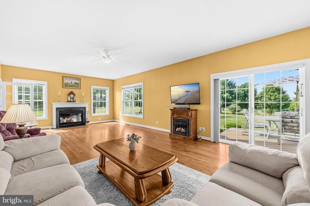 12025 LINDSEY CORNER LN, Lovettsville, VA 20180