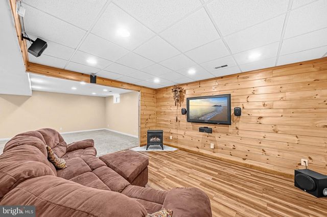 12025 LINDSEY CORNER LN, Lovettsville, VA 20180
