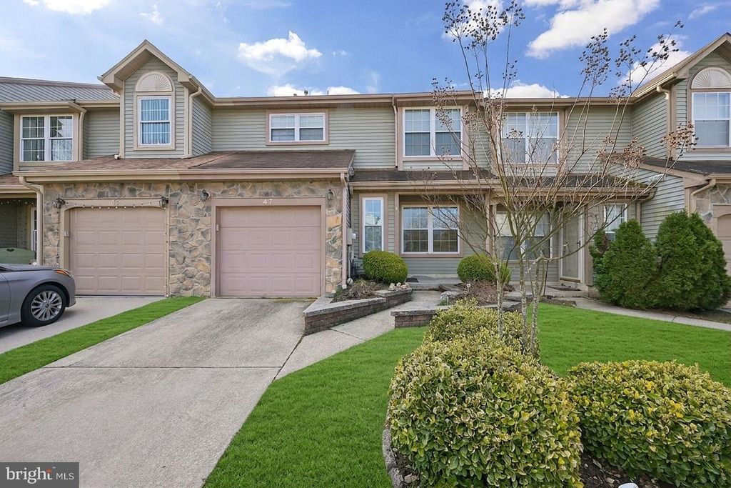 47 KNIGHTON LN, Mount Laurel, NJ 08054