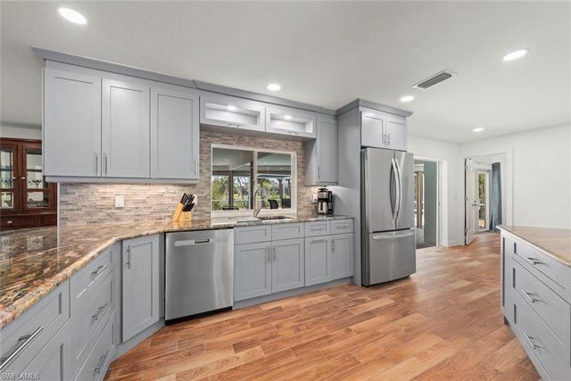 9421 Moonlight DR, Sanibel, FL 33957