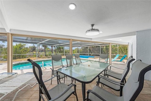 9421 Moonlight DR, Sanibel, FL 33957