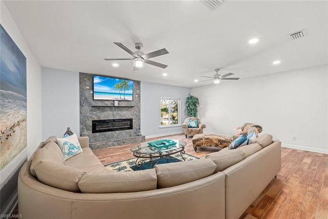9421 Moonlight DR, Sanibel, FL 33957