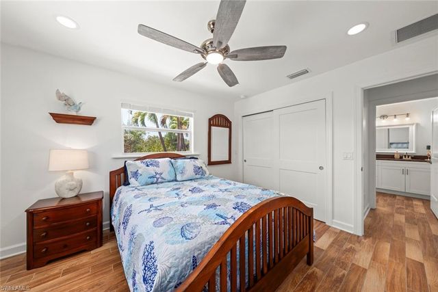 9421 Moonlight DR, Sanibel, FL 33957