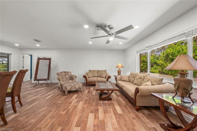 9421 Moonlight DR, Sanibel, FL 33957
