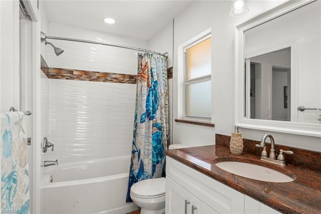 9421 Moonlight DR, Sanibel, FL 33957