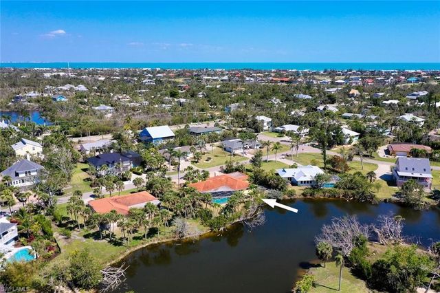 9421 Moonlight DR, Sanibel, FL 33957