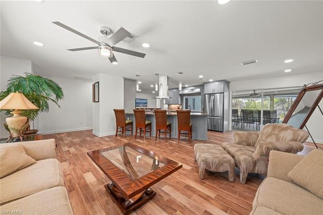 9421 Moonlight DR, Sanibel, FL 33957