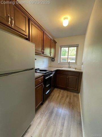 2859 E Maple Road, Birmingham, MI 48009