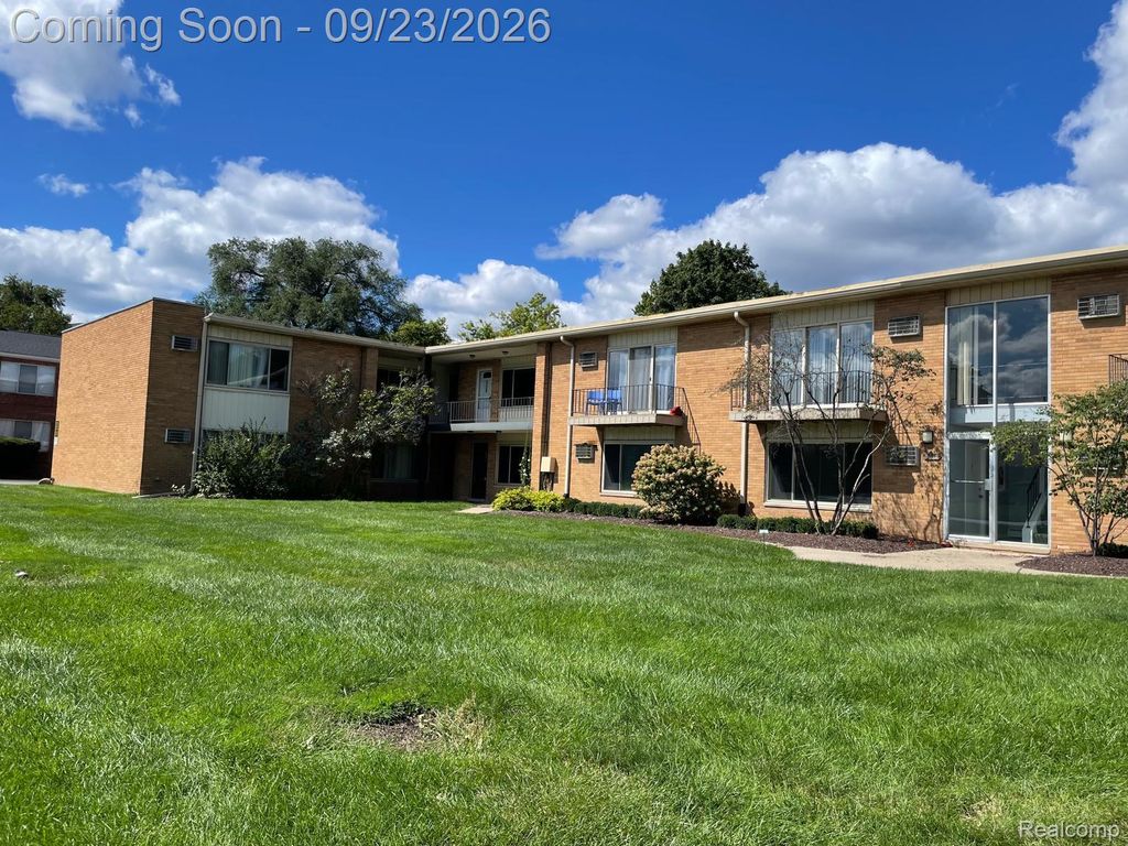 2859 E Maple Road, Birmingham, MI 48009