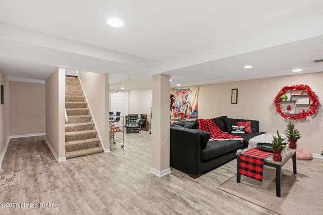 7404 Arapaho Dr, Louisville, KY 40214