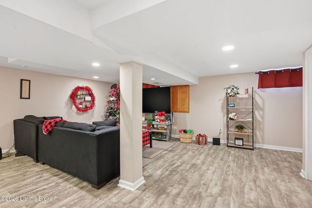 7404 Arapaho Dr, Louisville, KY 40214