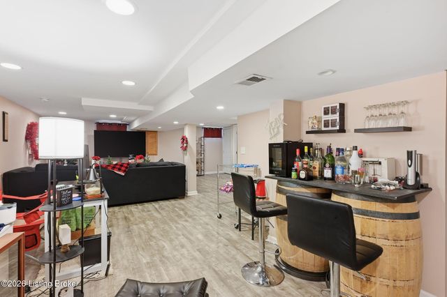 7404 Arapaho Dr, Louisville, KY 40214