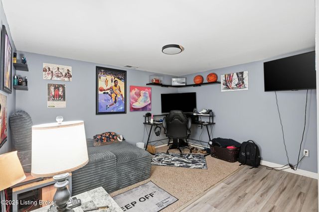 7404 Arapaho Dr, Louisville, KY 40214