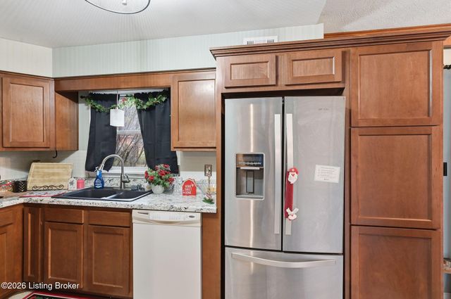 7404 Arapaho Dr, Louisville, KY 40214