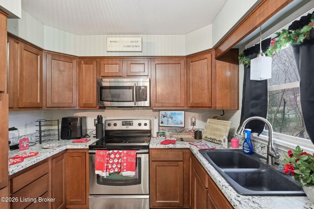 7404 Arapaho Dr, Louisville, KY 40214