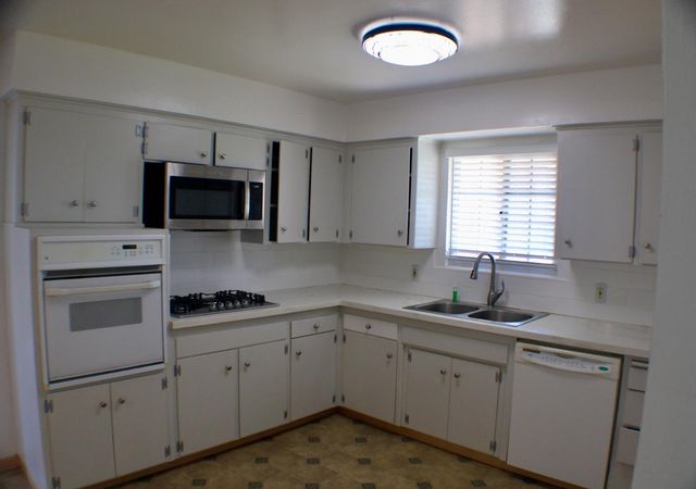 881 W Rialto Avenue, Clovis, CA 93612