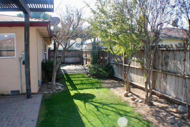 881 W Rialto Avenue, Clovis, CA 93612