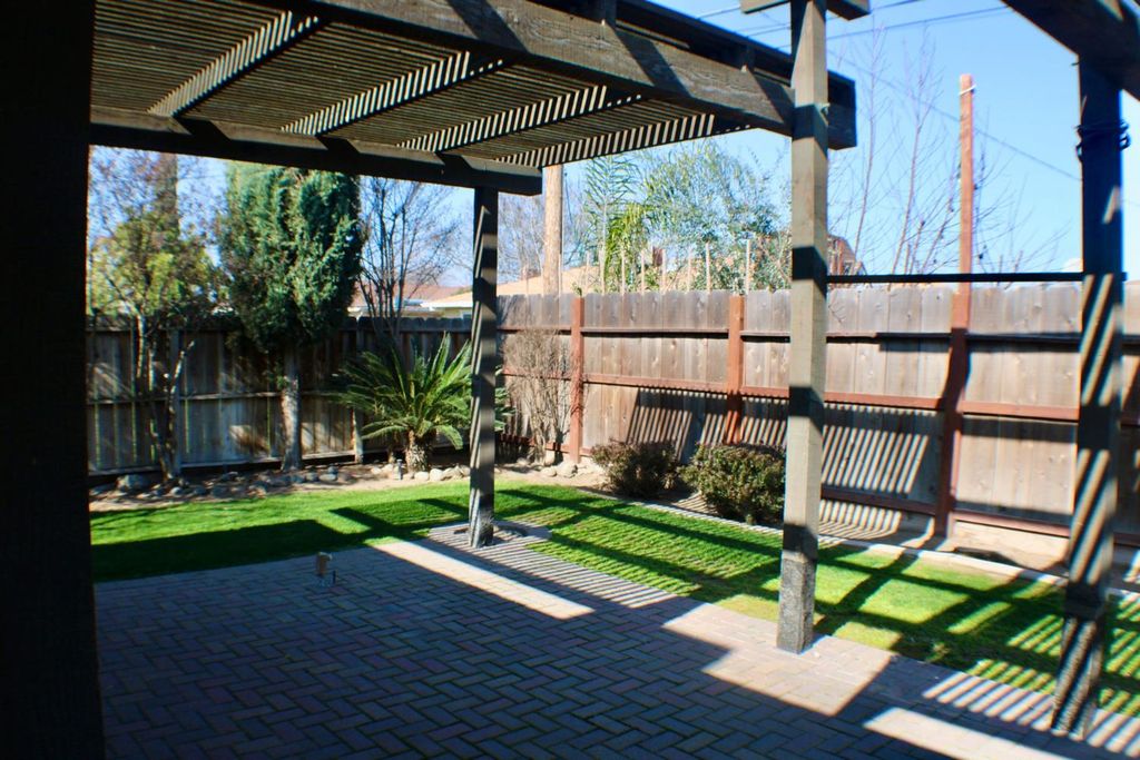 Image 10 of property listing at 881 W Rialto Avenue, Clovis, CA 93612