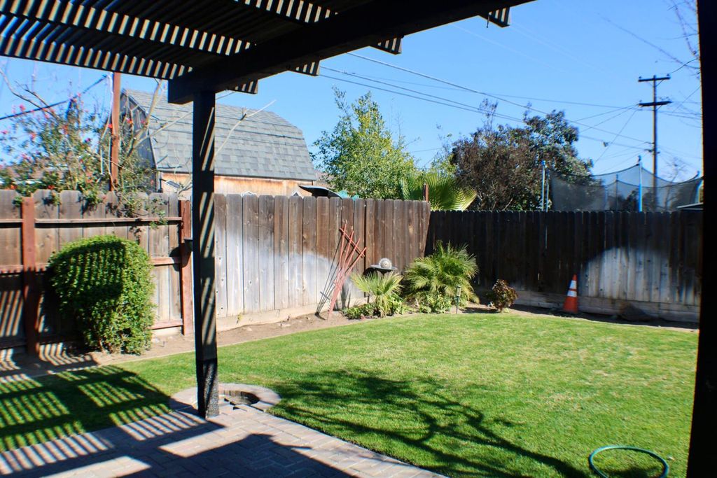 Image 11 of property listing at 881 W Rialto Avenue, Clovis, CA 93612