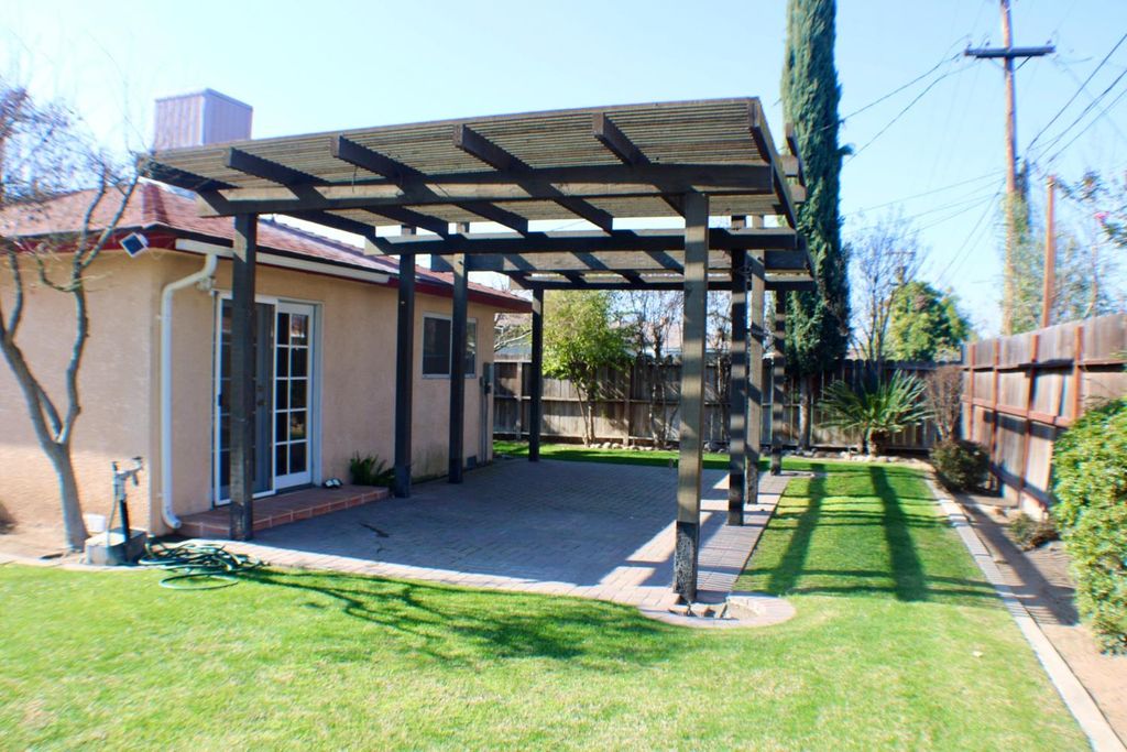 Image 12 of property listing at 881 W Rialto Avenue, Clovis, CA 93612