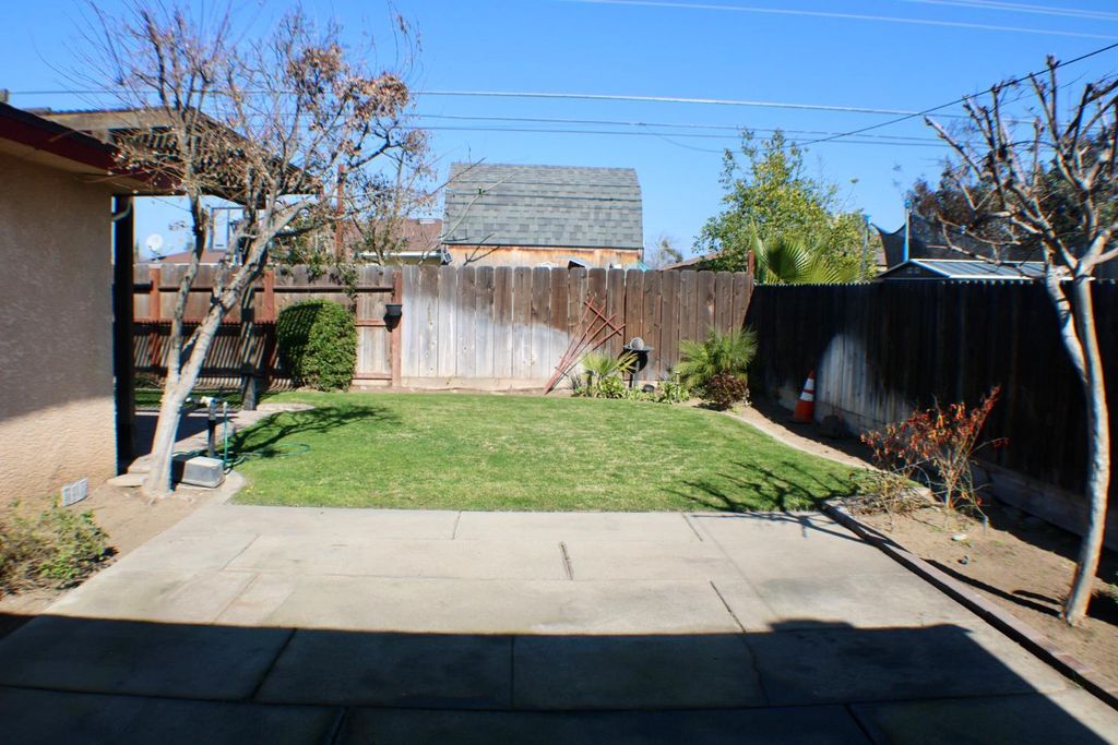 Image 15 of property listing at 881 W Rialto Avenue, Clovis, CA 93612