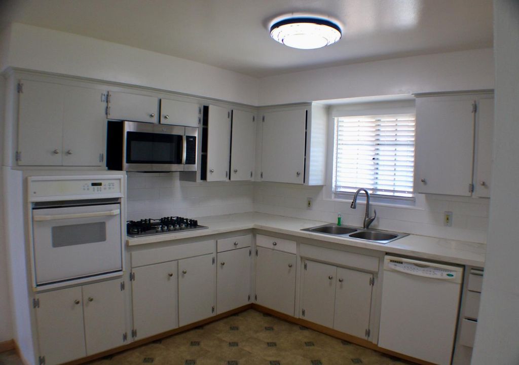 Image 18 of property listing at 881 W Rialto Avenue, Clovis, CA 93612