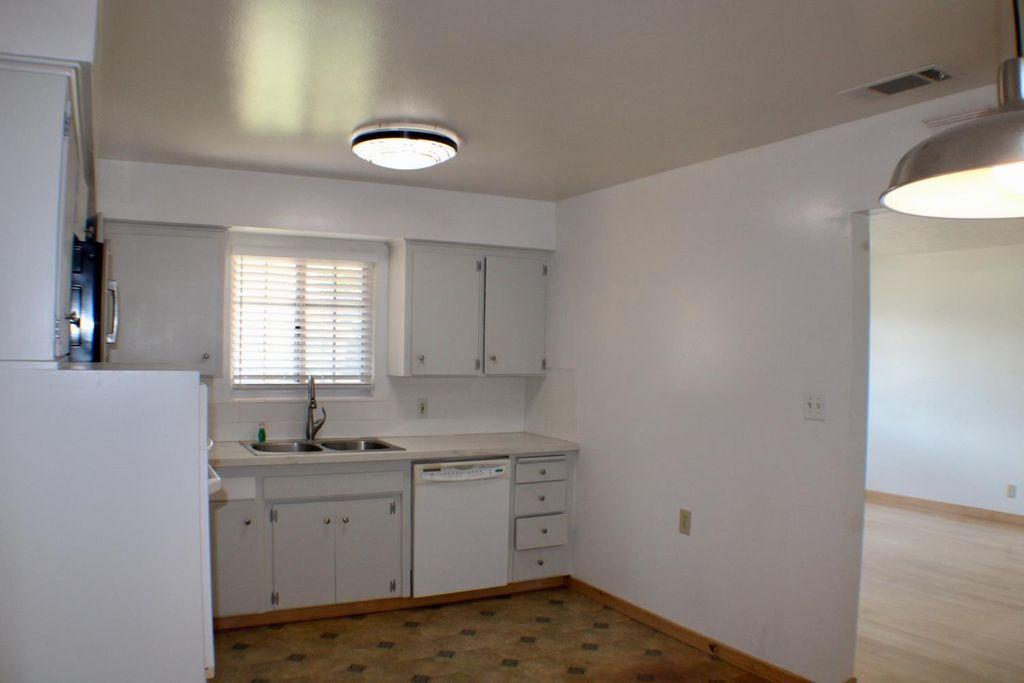 Image 19 of property listing at 881 W Rialto Avenue, Clovis, CA 93612