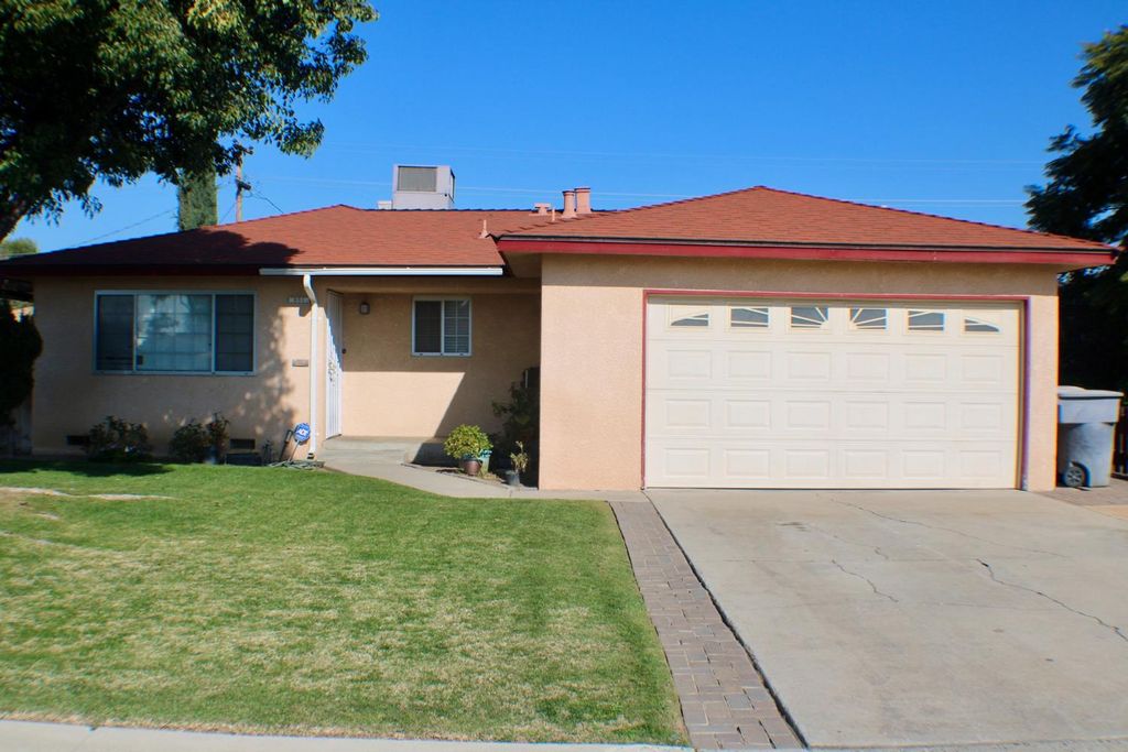 Image 2 of property listing at 881 W Rialto Avenue, Clovis, CA 93612