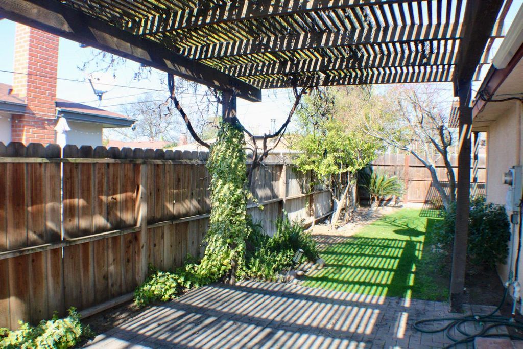 Image 8 of property listing at 881 W Rialto Avenue, Clovis, CA 93612