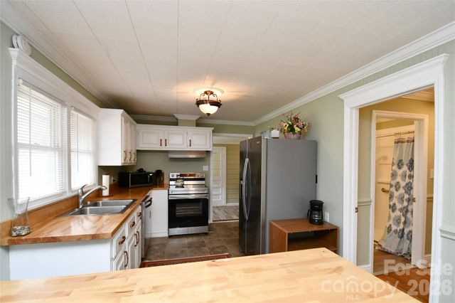1650 Hughes Gap Road, Bakersville, NC 28705