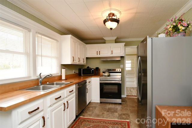 1650 Hughes Gap Road, Bakersville, NC 28705