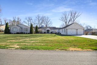 8 COUNTRY CLUB DR, Mexico, MO 65265