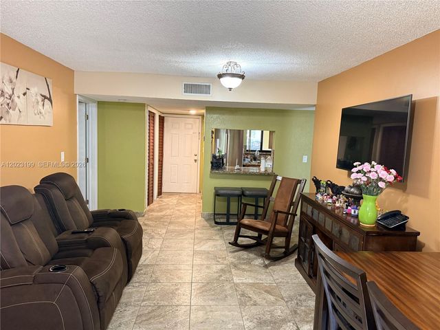 191 Lakeview Drive 103, Weston, FL 33326