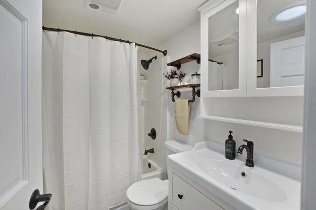 W343N6300 S Bayview ROAD, Oconomowoc, WI 53066