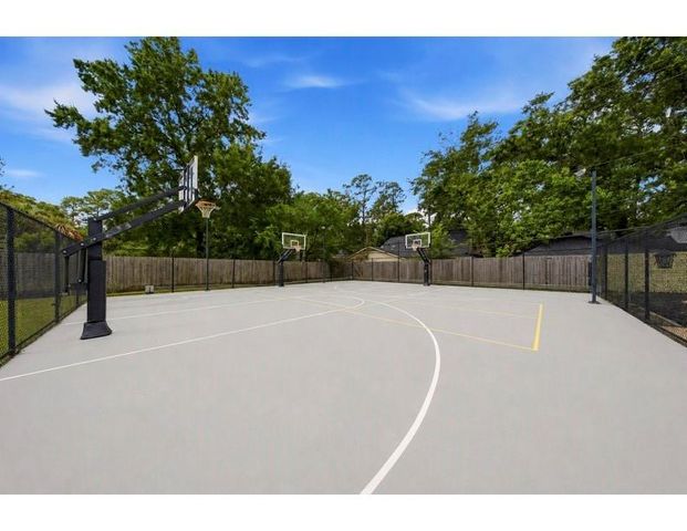 728 Crestbend Drive, Houston, TX 77042