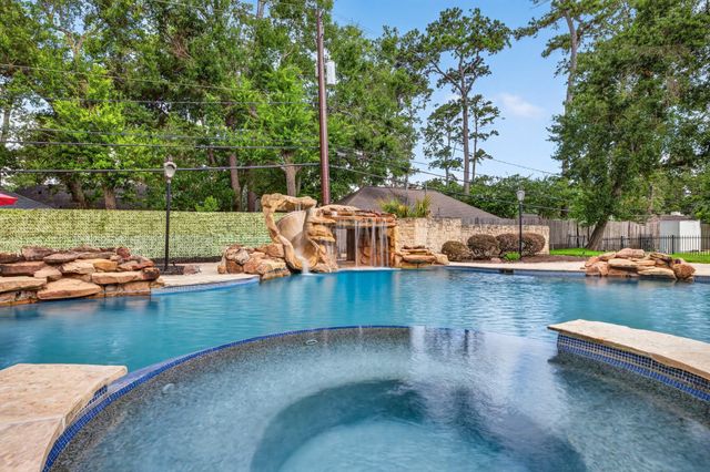 728 Crestbend Drive, Houston, TX 77042