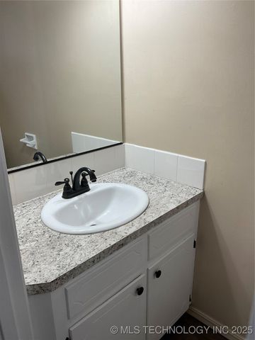 117 S 162nd Avenue E, Tulsa, OK 74108