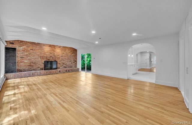 4 Potters Court, Great Neck, NY 11024