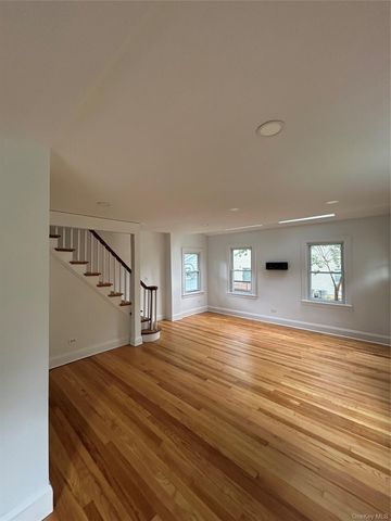 4 Potters Court, Great Neck, NY 11024